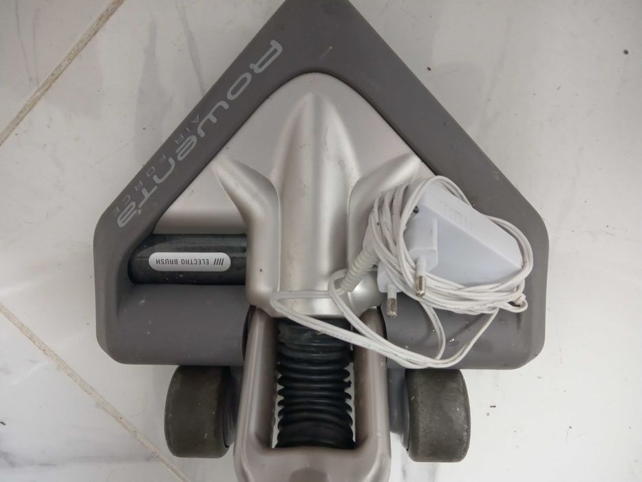 Прахосмукачка без кабел за ток.Работи със зарядно.