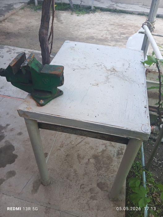 Тиски с столом продам