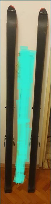 De vânzare un set de schiuri.