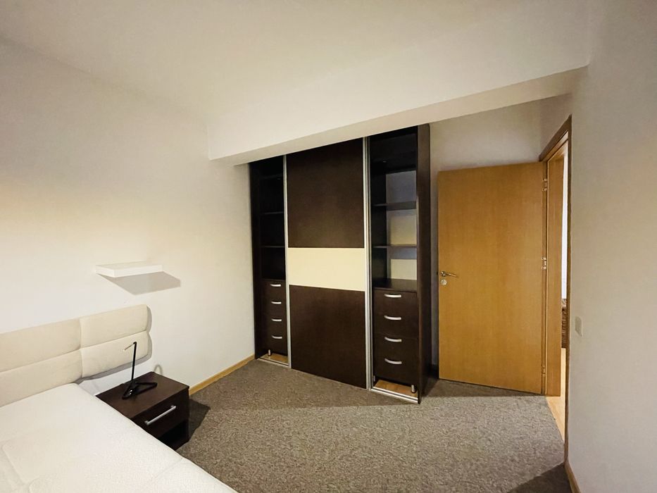 Vand apartament 2 dormitoare + living si bucatarie + parcare subterana in Complex Oaza