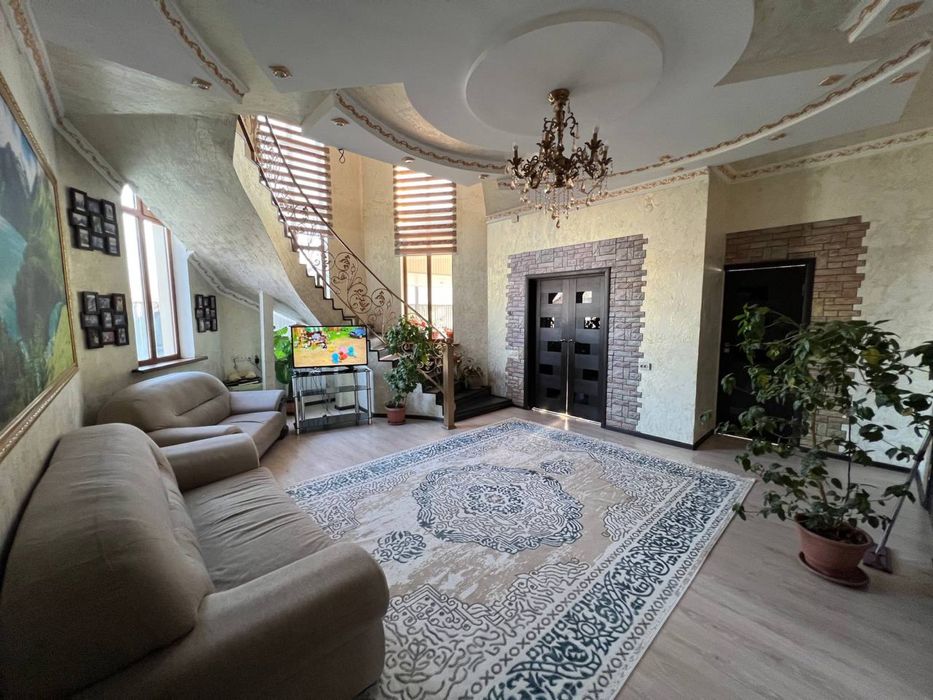 Срочно продаю диваны с креслом