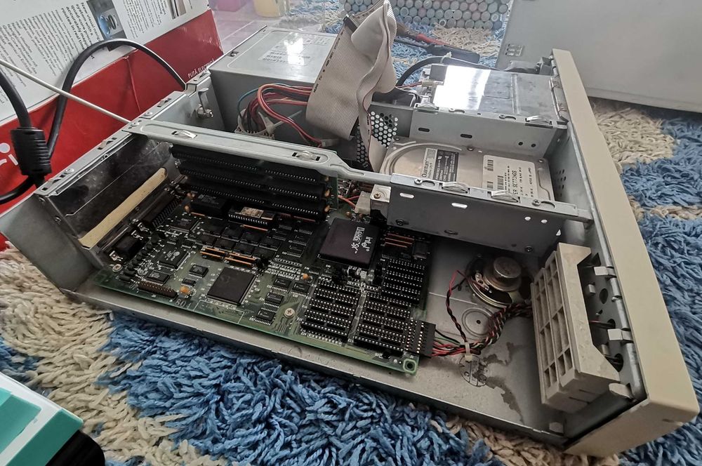 Unitate pc 486 SX la 25Mhz , 4 Mb EDO RAM, HDD 170 Mb, flopy, retro