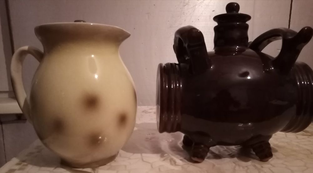 Отдам за вкусняшку кувшин и бочонок