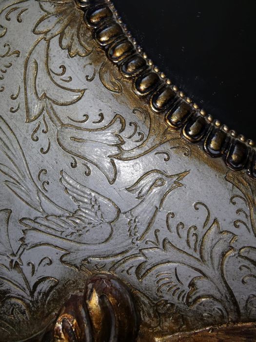 Огледало с височина 45 см и ширина 35 см супер стилно с гръб от плюш