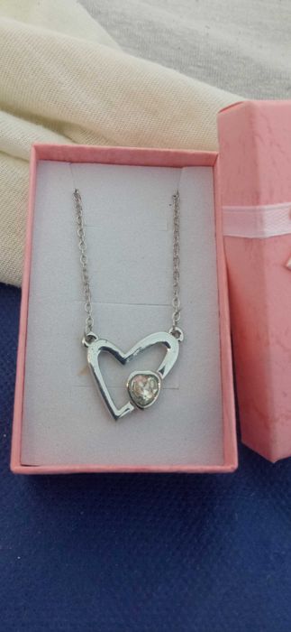 Ново, дамско сребърно колие с висулка.Различни модели и цени. В кутия.