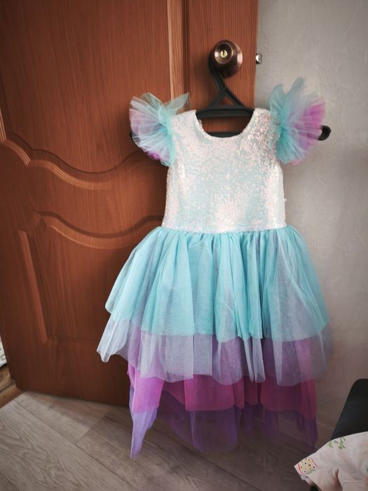 Продам платье для девочки нарядное.