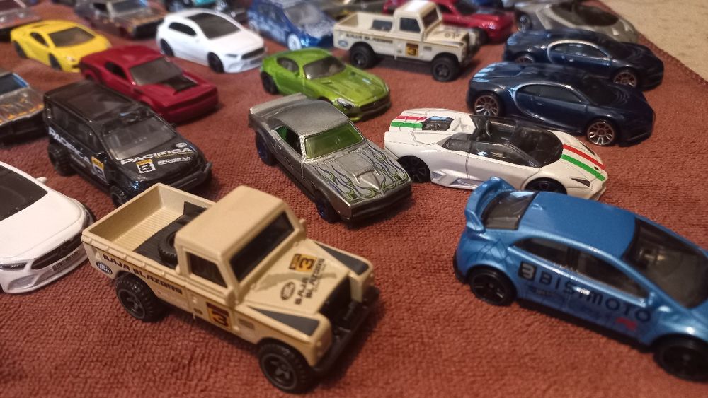 Модельки жилезные новые Hot Wheels