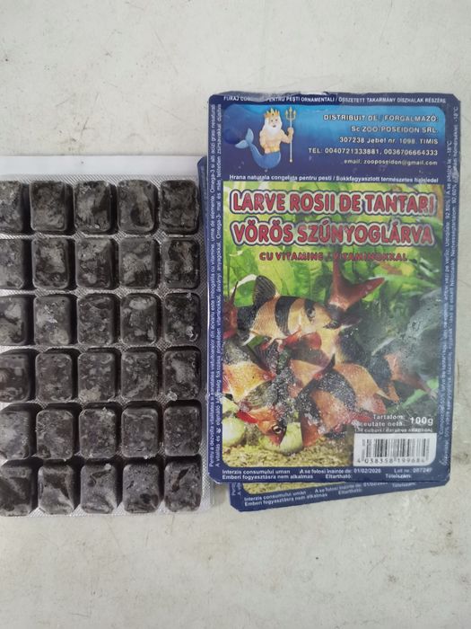 Hrana congelata larve de țânțari cu vitamime