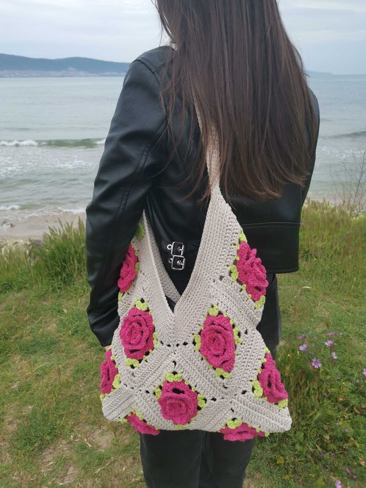 Чанта ръчно плетиво с мотив роза