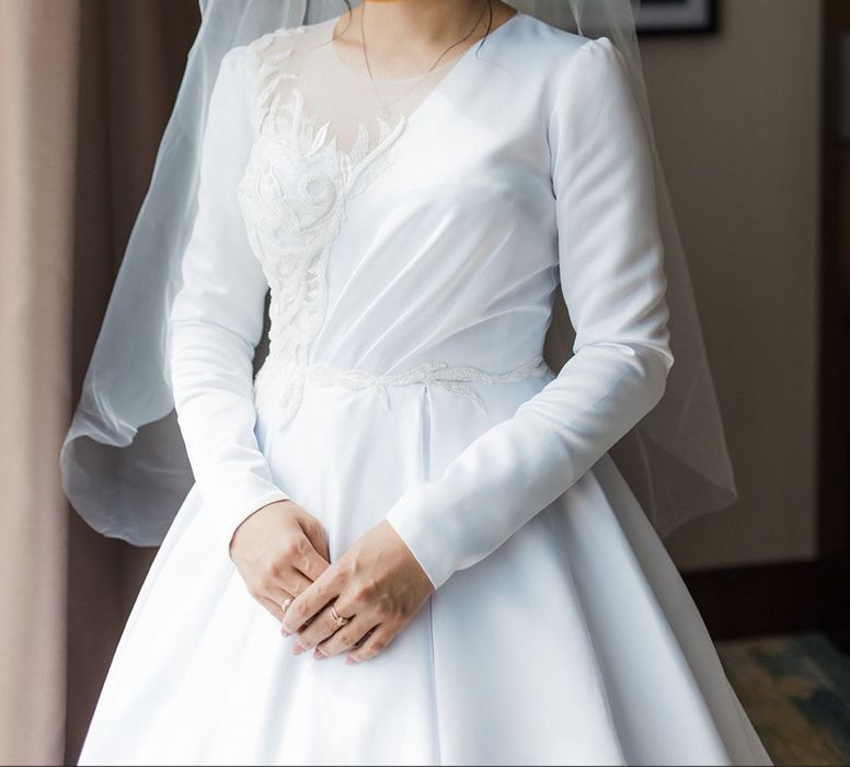 Свадебное платье с длинным шлейфом