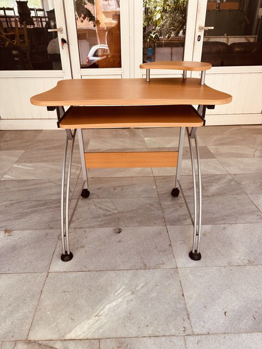 Практично компютърно бюро с изтеглящ плот и поставка от 90-те