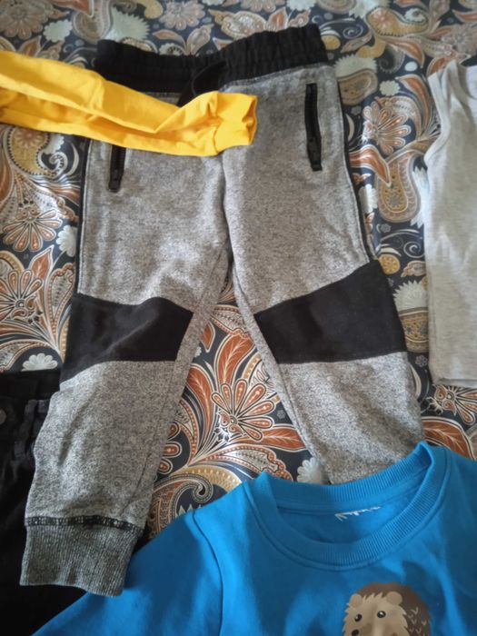 Лот детски дрехи,чорапи в подарък.