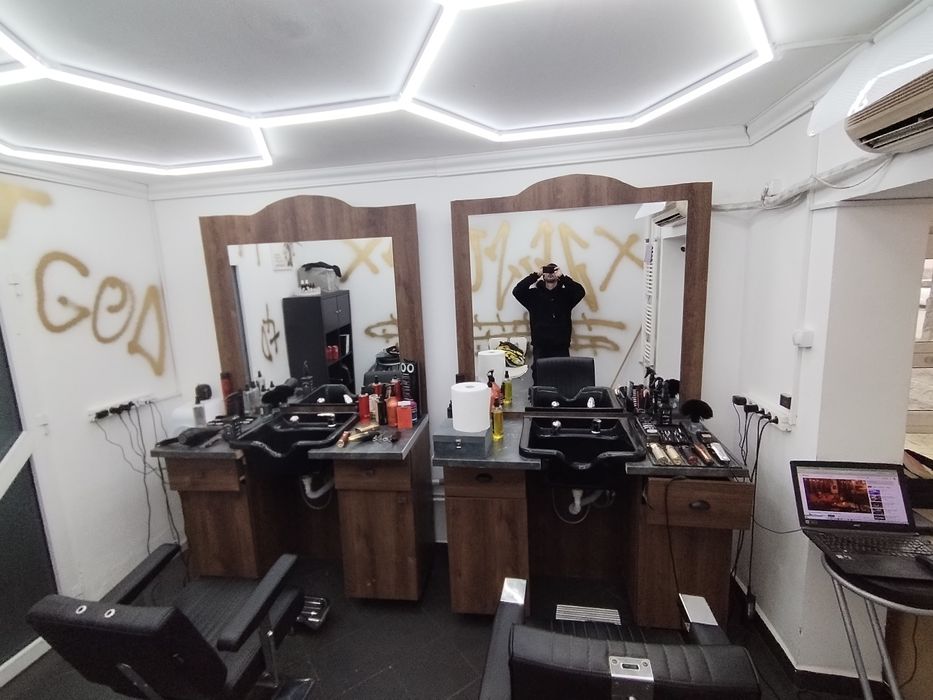 Vând 2 posturi frizerie