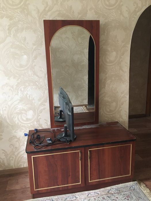 Продаю Трюмо б/у 20000 с торгом