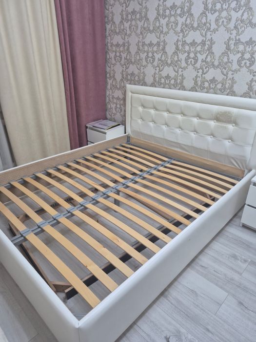 Двуспальная кровать