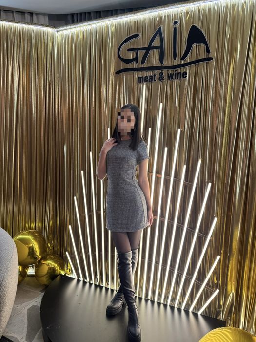 серое мини платье