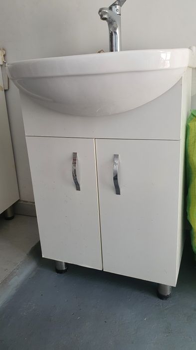 Продаются раковины и двери