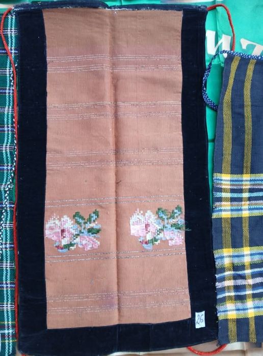 Носия народна престилка