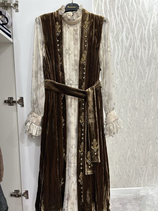 Қазақи нақыштағы шапан