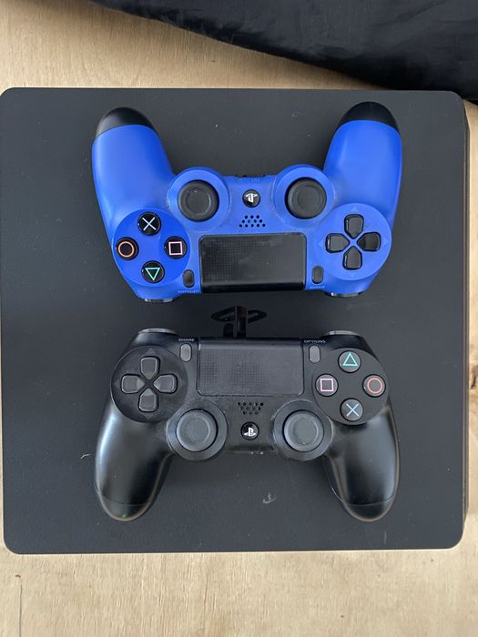 PS4 продам,с 2 джойстиком
