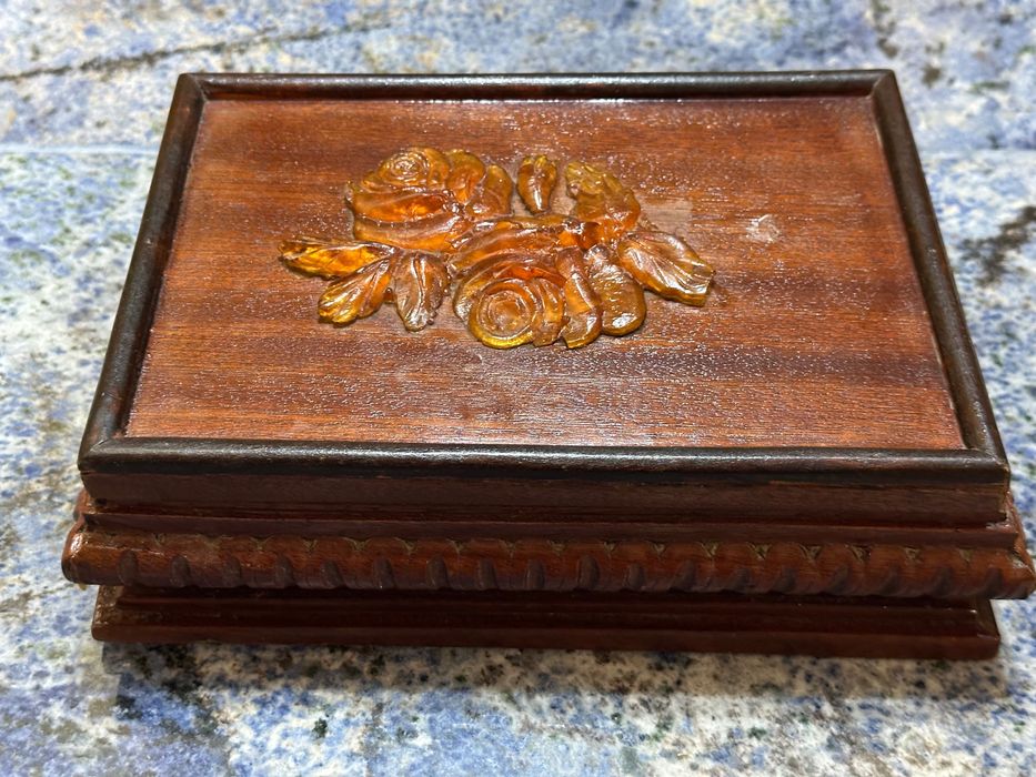 Vând cutie din lemn cu chihlimbar