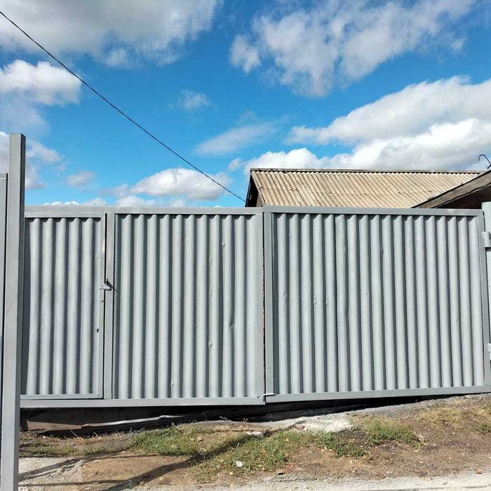 Ворота распашные из толстого металла