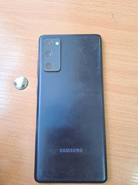 Обменяю телефон самсунг с 20 фе