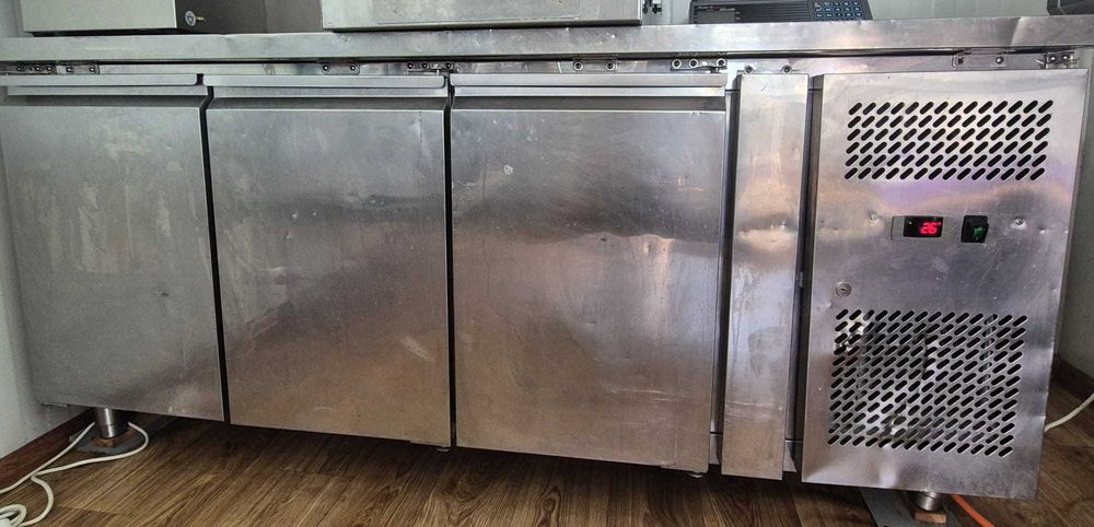 Masă Rece Inox Profesională – 3 Uși, Garnituri Noi – 180x70x80 cm