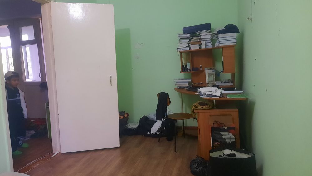 Продается 2 х квартира 1мкр( октябрь)