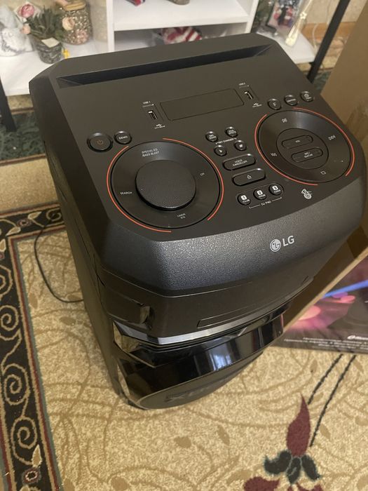 Музыкальная колонка LG Xboom