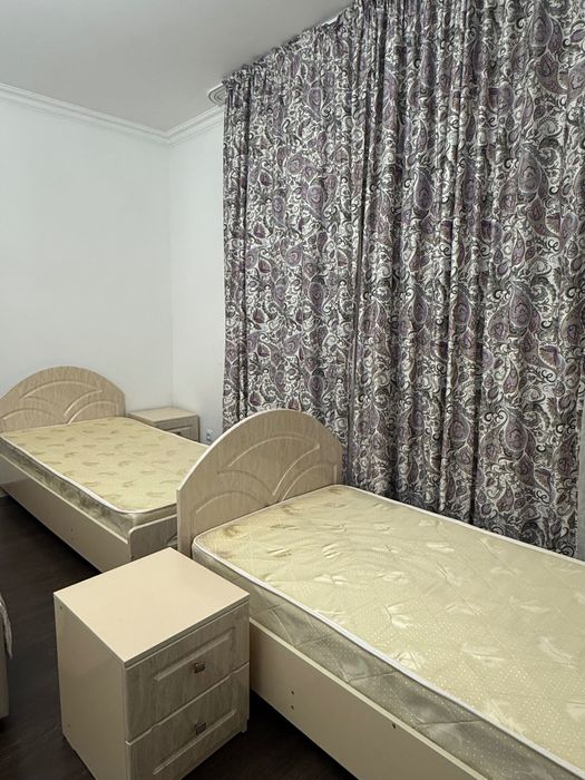 2 кровати с матрасом и с тумбой