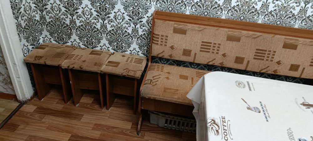 Кухонный стол с табуретками и диваном