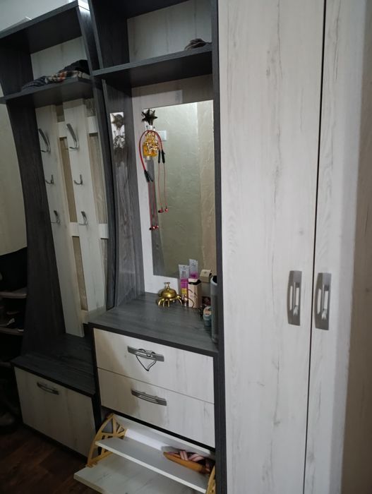 Прихожая 1,8 м в отличном состоянии белый -графит