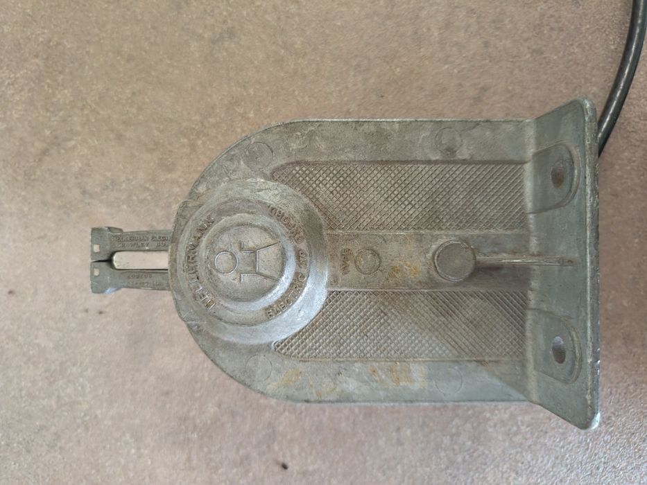 Уред за разтягане на гумени изолатори HELERMAN