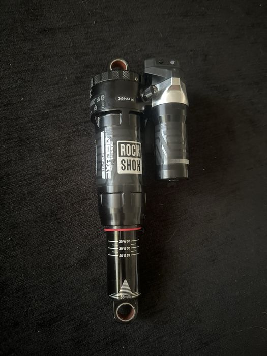 URGENT!!        Vand  rockshock super deluxe ultimate flight attendand