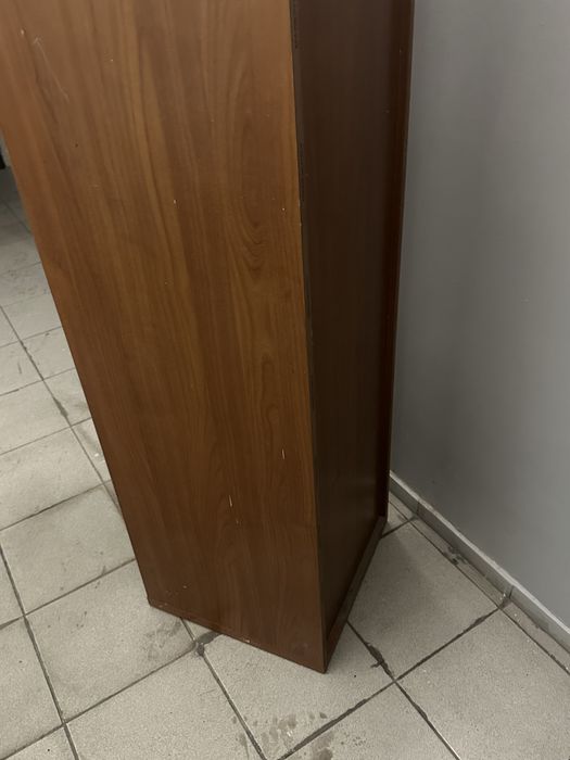 Шкаф с стеклянными полками