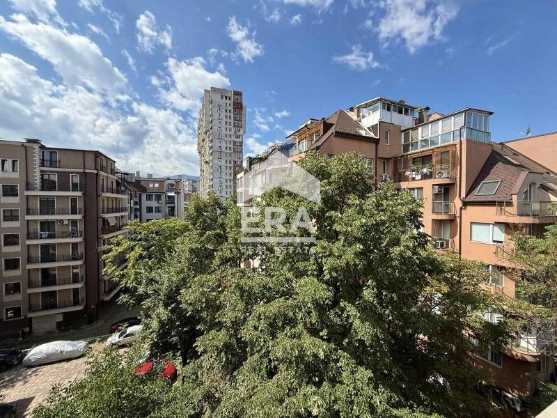 Южен двустаен апартамент с паркомясто в широкия център на София