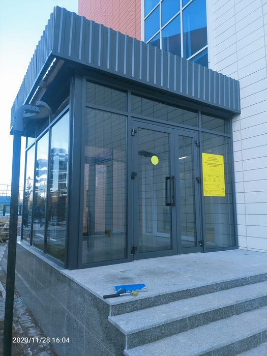 Окна, двери, тамбур.