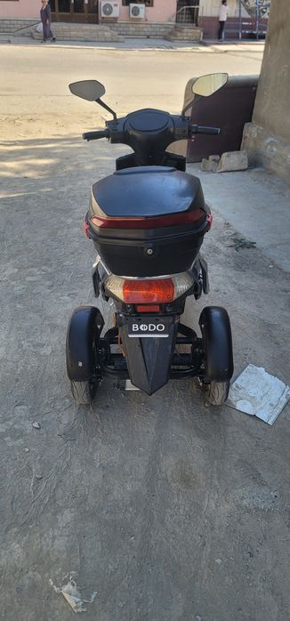 3 oyoqli skutr sotiladi
