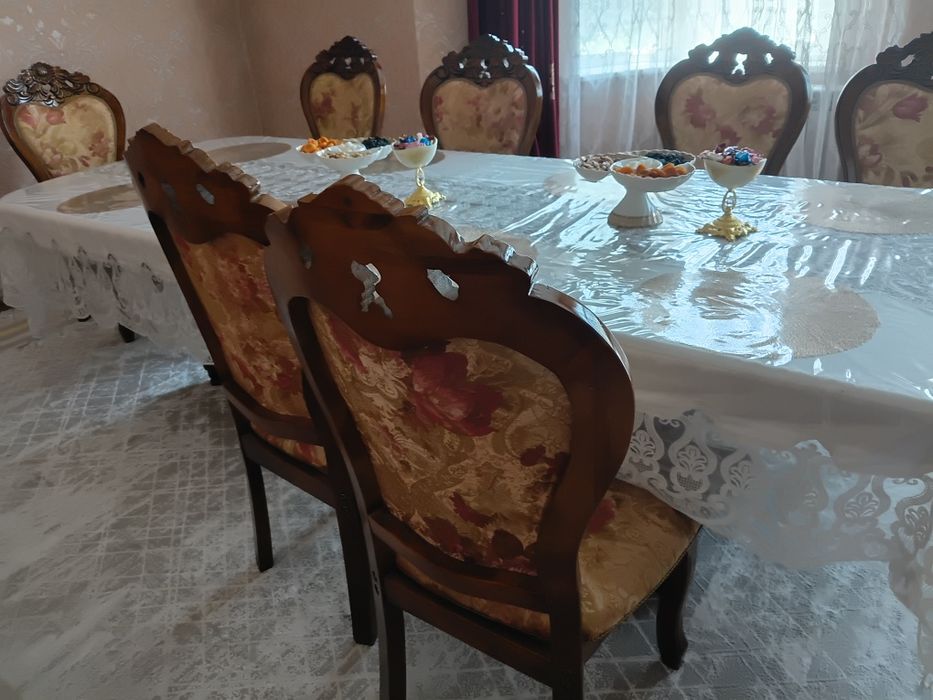 Стол,стулья для гостиной