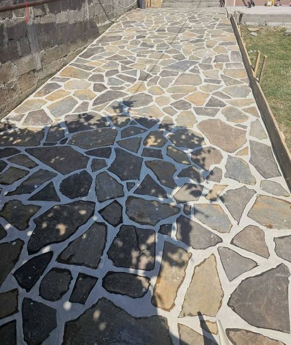 Vand și montez piatra decorativa