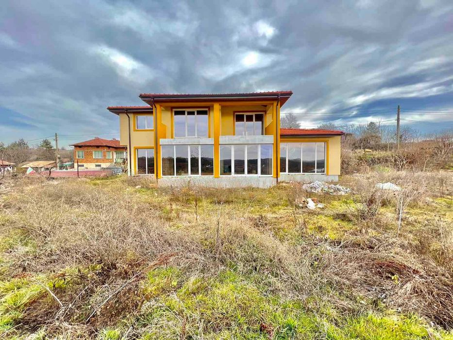 Двуетажна къща в село Писанец