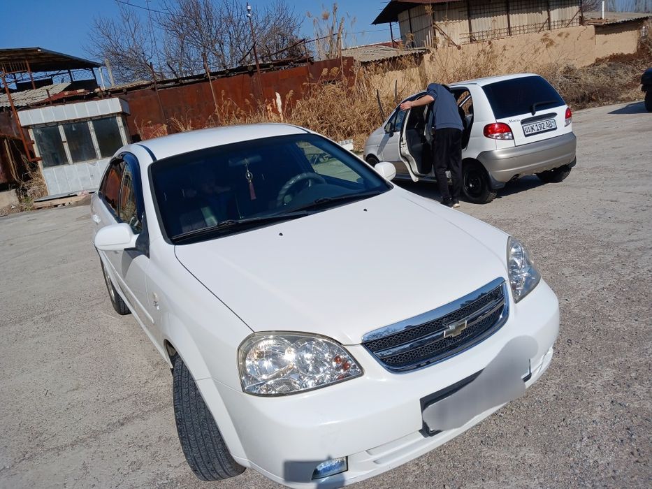 Ласетти 1,8 тезда сотилади