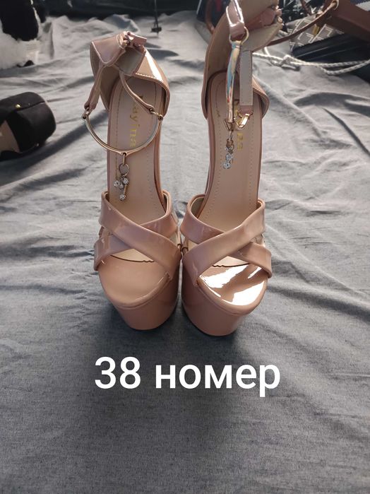 Продавам токчета за жени носени са по 1.2 пъти нови са