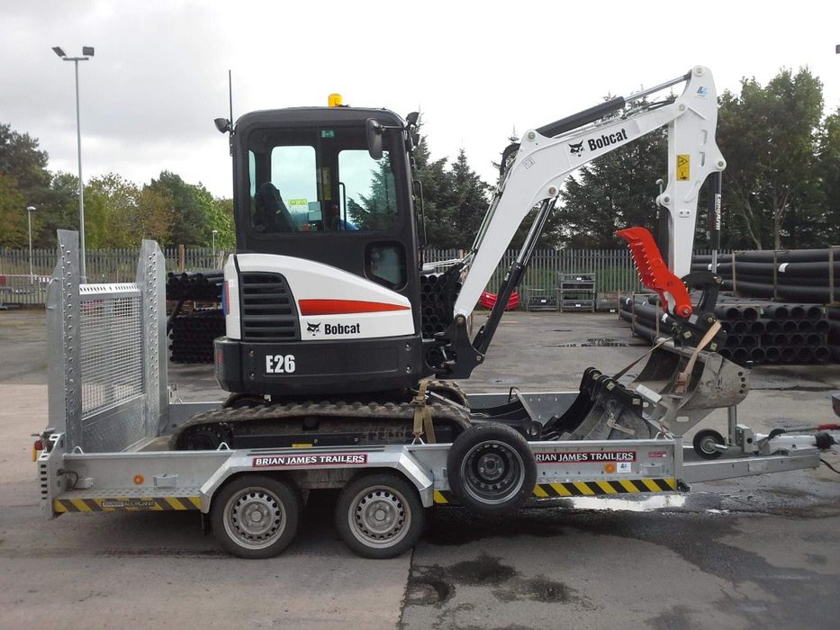 Inchiriez miniexcavator bobcat cu picon