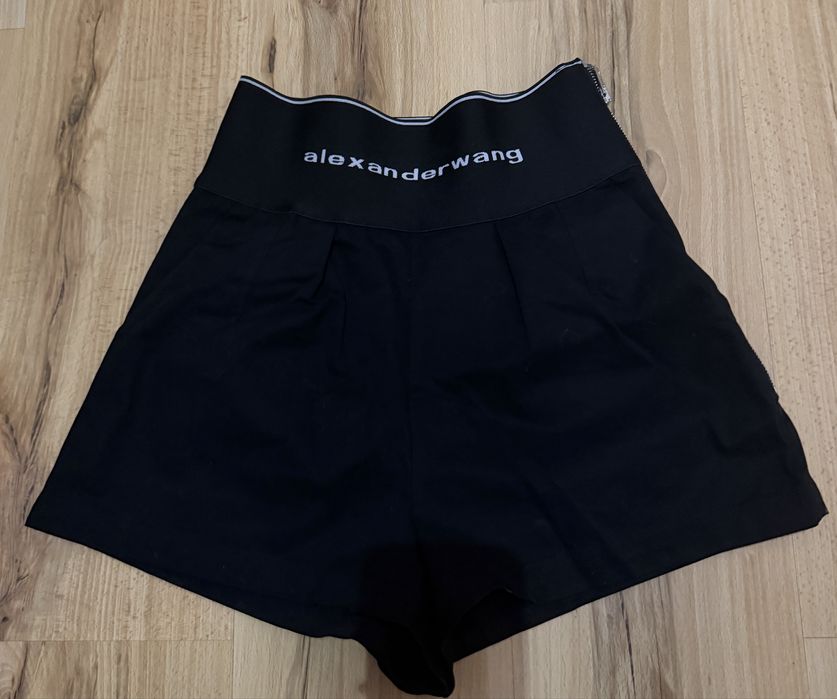 гещеризон Evis, блузка Balmain, къси панталонки Alexander Wang