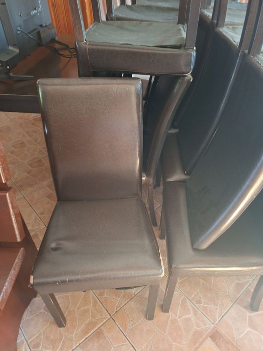 Mese și scaune luate de la lems.
