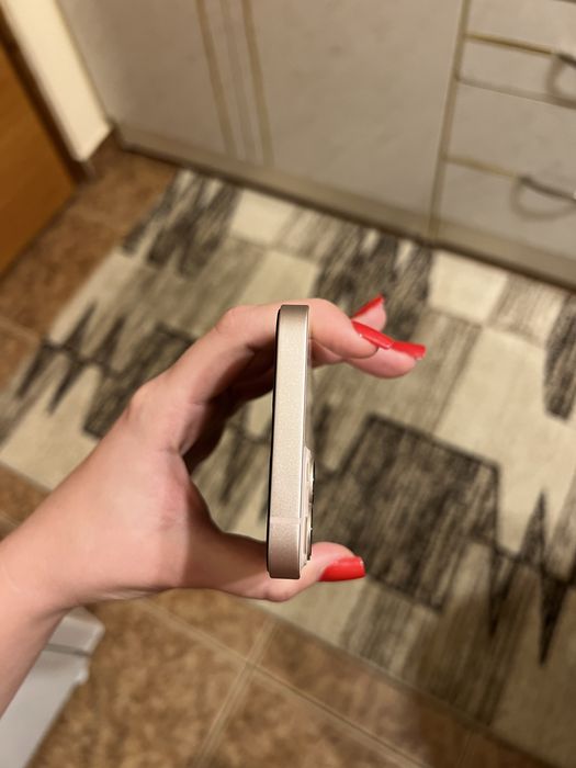 Iphone 13 de culoare roz