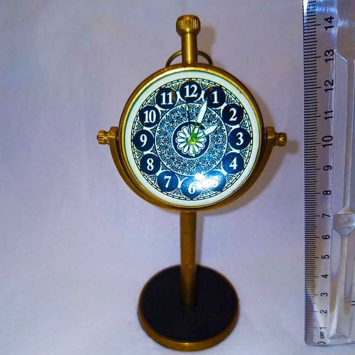 Бронзов часовник с ретро дизайн