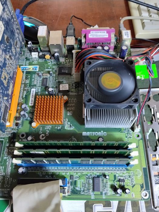 Kit Pc/AMD Sempron 2400+/Ram1GbDDR1/ATI 9250 Pro 256Mb/HDD+Win XP Pro